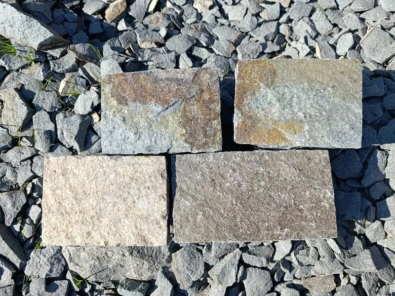 Adoquín Cotón: cuatro piezas con tonos gris, cuero, beige y amarillo sobre piedra chancada