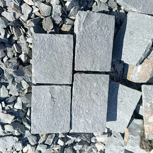 Adoquín gris basalto, tres piezas sobre chancado