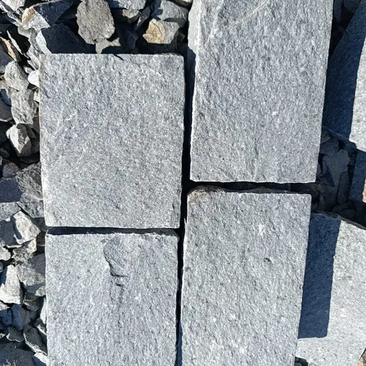 Adoquín gris, detalle del labrado a mano