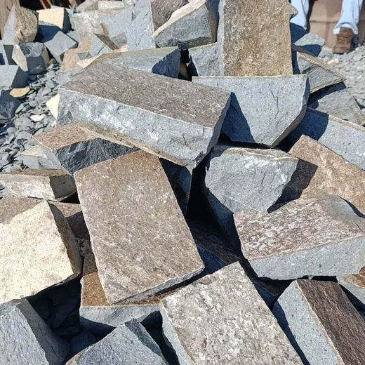 Acopio de adoquines grises y cotón en la cantera
