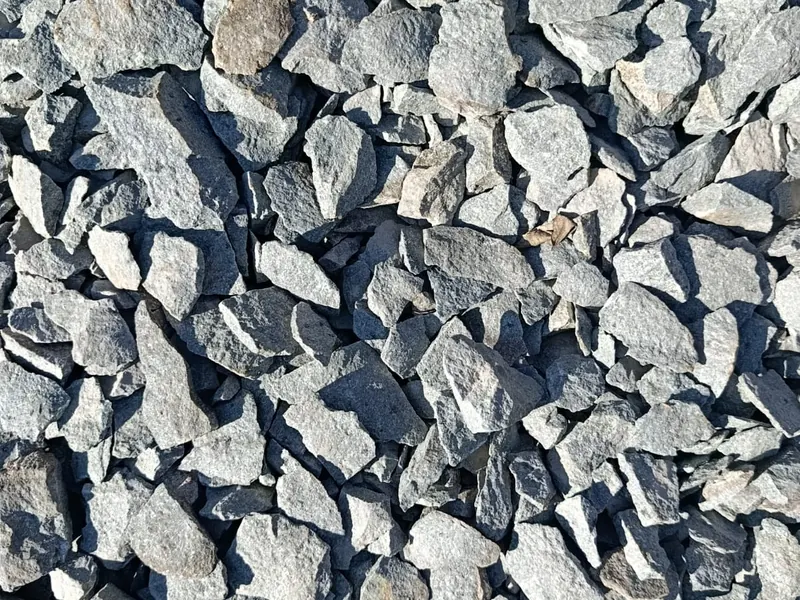 Molido gris: piedra chancada de basalto de pocos centímetros, vista desde arriba