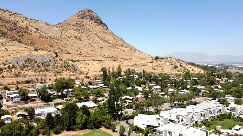 Vista aérea del cerro de basalto y del Pueblo de Las Canteras, en Colina